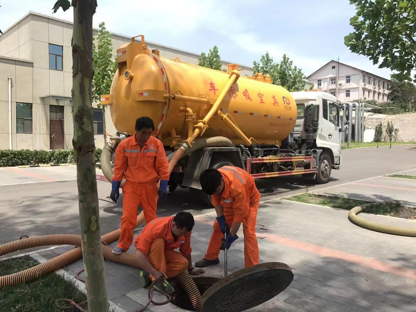 新村镇化粪池清理与5-8吨吸粪车施工效率分析